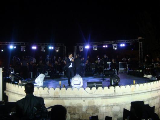 ناصيف يقدم أغانيه للجمهور على مدرج قلعة حلب
