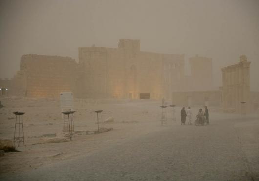 عاصفة رملية في تدمر، أمام مدخل معبد بل