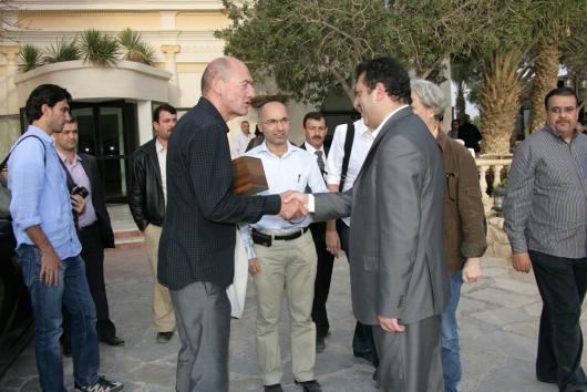 السيد إياد غزال -محافظ حمص- يرحب بالمعماري العالمي ريم كولهاس في تدمر