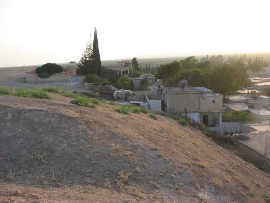 القرية الحديثة بجانب تل جنديرس