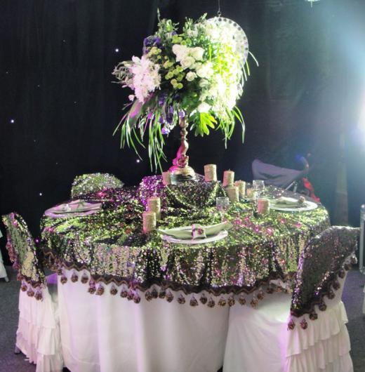 نموذج لتنسيق الزهور وفرش الطاولات، في معرض الأعراس