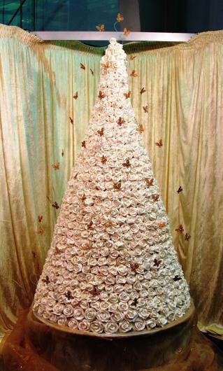 قالب حلوى على شكل هرم من الورد الأبيض، من معروضات معرض الأعراس في مدينة المعارض