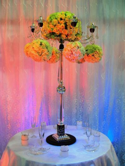 تشكيلات فنية مميزة لتنسيق الزهور في احتفالات الأعراس، في معرض الأعراس