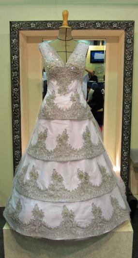 من تصاميم أزياء العرس، في معرض الأعراس