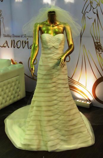 من تصاميم الأزياء النسائية في معرض الأعراس بمدينة المعارض بدمشق