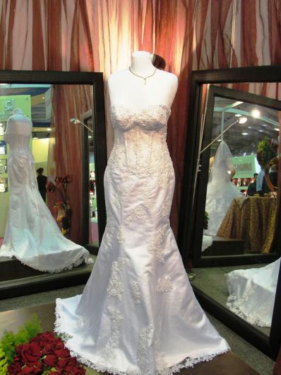 من تصاميم أزياء العروس في معرض الأعراس