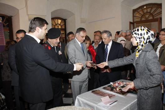 السيد محافظ حلب ومرافقوه يتجولون في أرجاء معرض لوز 3
