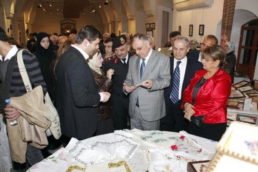 السيد محافظ حلب ومرافقوه يتجولون في أرجاء معرض لوز 3
