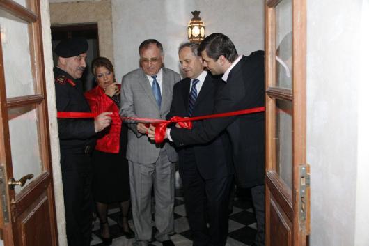 السيد محافظ حلب يقص شريط افتتاح معرض لوز 3