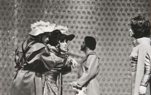 منى واصف في مشهد مع ثناء دبسي من مسرحية الملك لير لشكسبير، إخراج علي عقلة عرسان، في أوآخر السبعينيات
