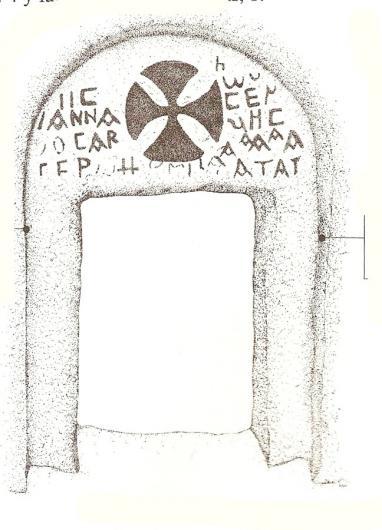 رسم الصليب على مداخل المدافن في موقع تل السن