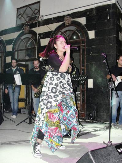 المغنية نور عرقسوي تحيي حفلة فرقة توكسيدو في دار الفنون بدمشق