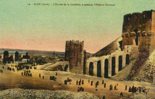 بطاقة بريدية فيها مدخل قلعة حلب
