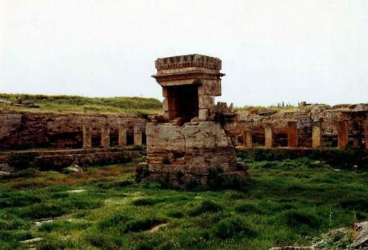معبد عمريت يتوسطه الهيكل