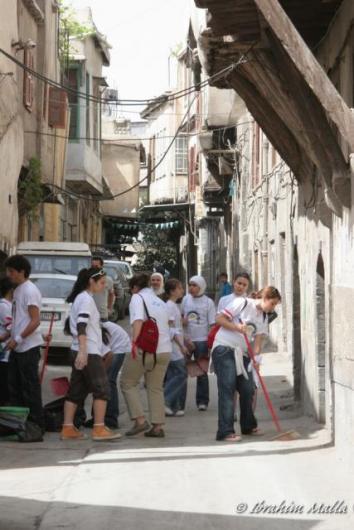 شباب متطوعون لتنظيف المدينة القديمة