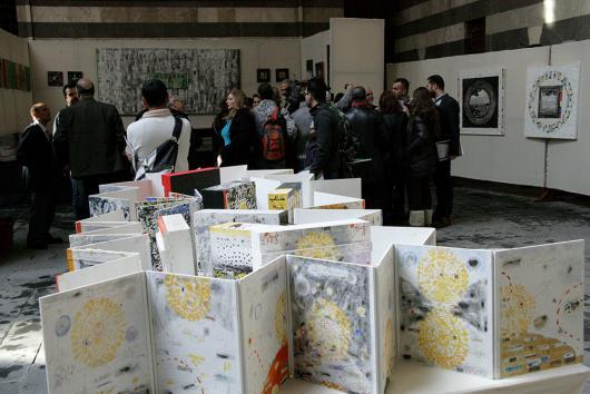 من حفل افتتاح معرض «ست سنوات» للتشكيلي نزار صابور في خان أسعد باشا بدمشق