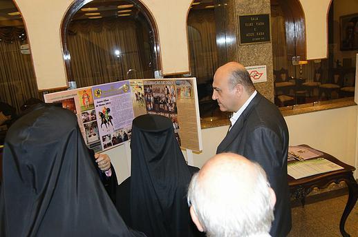 القنصل العام للجمهورية العربية السورية في ساو باولو في افتتاح المعرض التوثيقي عن الآثار في حمص